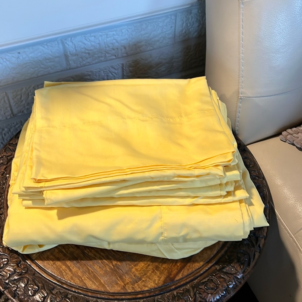 Full Set of 6 items, flat and fitted sheets plus 4 standard pillows